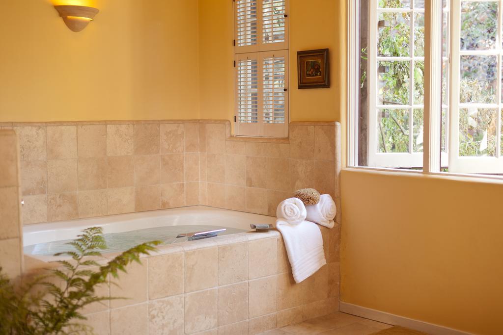 Old Monterey Inn Room photo